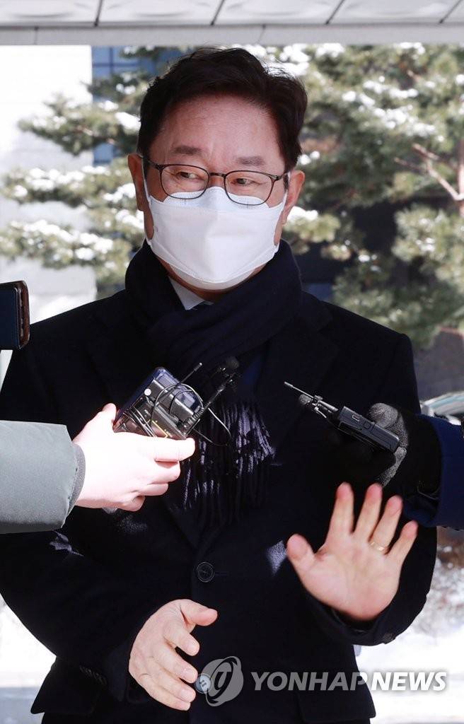 질문 받는 박범계 법무장관 후보자 (서울=연합뉴스) 홍해인 기자 = 박범계 법무부 장관 후보자가 7일 오후 인사청문회 준비사무실이 마련된 서초구 서울고등검찰청에 도착해 취재진의 질문을 받고 있다. 2021.1.7 hihong@yna.co.kr