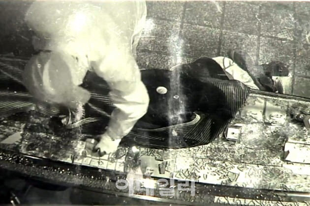 범행 당시 모습이 촬영된 금은방 폐쇄회로(CC)TV 영상을 갈무리한 모습. (사진=연합뉴스)