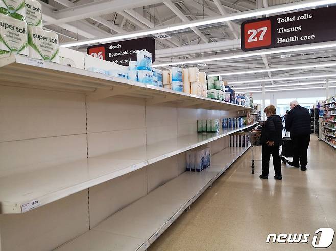 코로나19 확산 속 런던 슈퍼마켓. © AFP=뉴스1