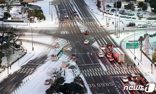 7일 오전 제주시내에는 전날 밤사이 내린 눈이 쌓여 출근길 차량들이 서행하고 있다.2021.1.7/뉴스1 © News1 홍수영 기자