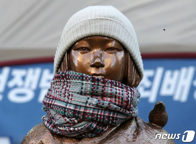 6일 서울 종로구 옛 일본대사관 앞에서 열린 제1473차 '일본군 성노예제 문제해결을 위한 정기 수요시위'에서 소녀상에 모자와 목도리가 씌어져 있다. 2021.1.6/뉴스1 © News1 김진환 기자