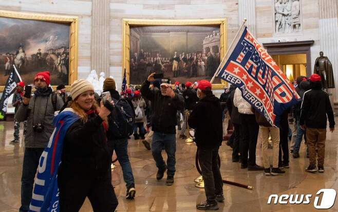 6일(현지시간) 도널드 트럼프 미국 대통령을 지지하는 시위대가 워싱턴 의회에 점거하고 있다. © AFP=뉴스1 © News1 우동명 기자