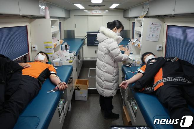 8일 영동소방서 직원들이 헌혈을  하고 있다. (영동소방서 제공)© 뉴스1