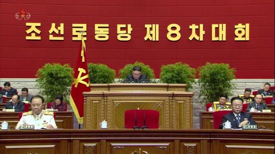북한 조선중앙TV는 지난 6일 노동당 제8차 대회의 2일차 회의가 평양 4·25문화회관에서 진행됐다고 7일 보도했다. 김정은 위원장이 대회장 연단에 올라 사업총화보고를 하고 있다. <사진=조선중앙TV 화면 캡쳐>