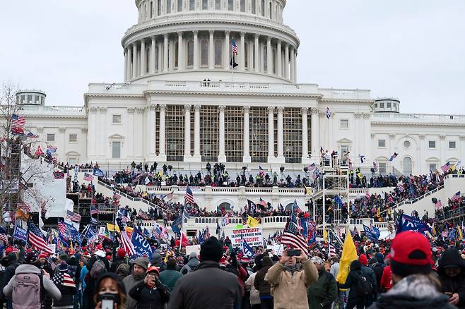 트럼프 미국 대통령 지지 시위대 수천 명이 6일(현지 시각) 워싱턴DC 국회의사당에 모여 있다. 이 중 수백 명은 의사당으로 난입해 원형 홀까지 점거했다. /연합뉴스