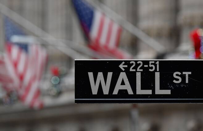 미국 증권가를 상징하는 뉴욕 월스트리트를 가리키는 표지판. /AFP 연합뉴스