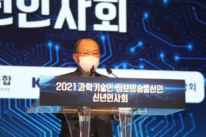 이계철 한국정보방송통신대연합회장이 개회인사를 하고 있다.