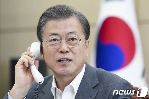 (서울=뉴스1) = 문재인 대통령이 6일 오후 청와대 여민관에서 테워드로스 아드하놈 거브러여수스 세계보건기구(WHO) 사무총장과 전화 통화하고 있다.(청와대 제공) 2020.4.6/뉴스1 /사진=뉴스1화상