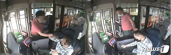 서울 동대문구 인근 버스에서 버스기사를 폭행하고 있다.(기사와 관련없음) 뉴스1