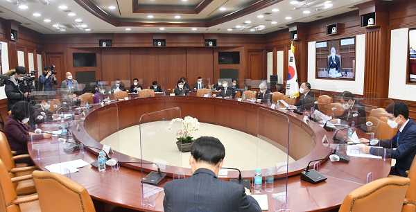 정부는 8일 서울 광화문 정부서울청사에서 열린 ‘제2차 혁신성장 빅3 추진회의’를 열고 ‘팹리스 성장 인프라 조성 방안’을 발표했다. (사진=기획재정부)