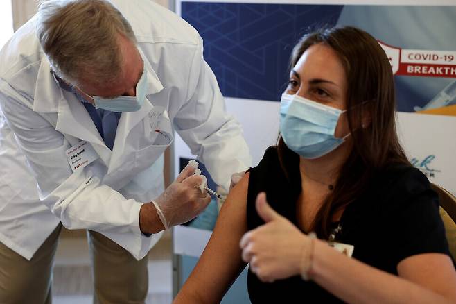 A social worker gets the Pfizer-BioNTech vaccine in New York on Jan. 4. (Reuters/Yonhap News)