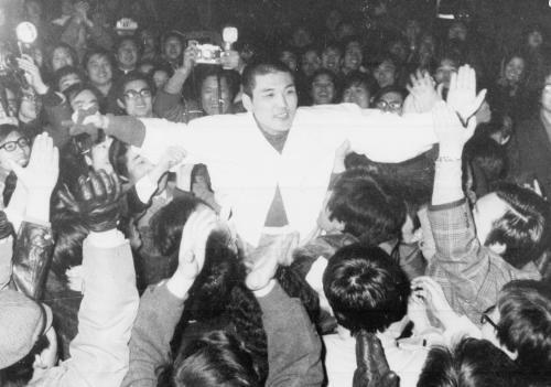 필화사건과 민청학련 사건으로 구속됐던 시인 김지하가 75년 2월 석방되는 모습. 한국일보 자료사진