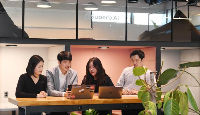 김현수 슈퍼브에이아이 대표가 직원들과 AI 관련 개발 계획을 논의하고 있다. 배우한 기자