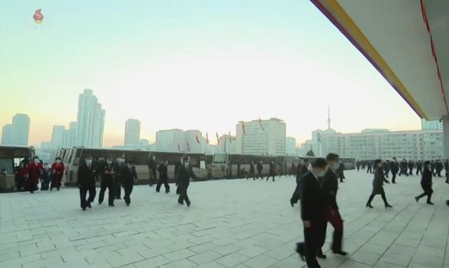 미국 북한전문매체 NK뉴스의 콜린 즈위코 기자가 트위터에 올린 북한 제8차 노동당 대회 관련 사진. 마스크를 쓴 참석자들이 평양 4·25 문화회관으로 향하고 있다. 콜린 즈위코 트위터 캡처