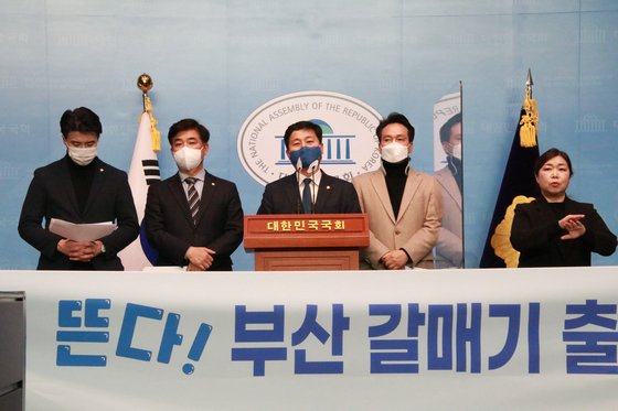 부산에 연고가 있는 더불어민주당 의원 18명이 '부산갈매기'라는 이름의 친목모임을 결성했다. 사진 왼쪽부터 오영환·김병욱·김영배·안민석 의원. 김병욱 의원실 제공