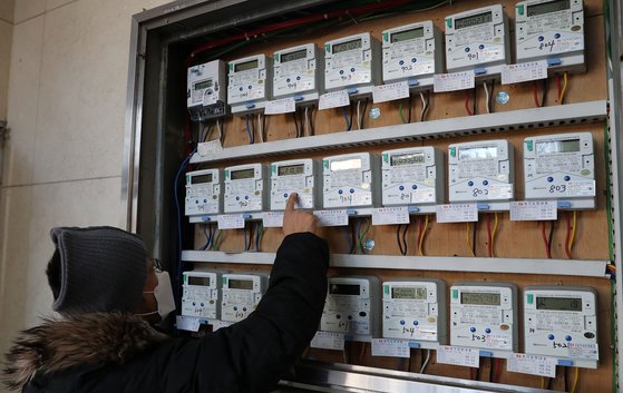 북극한파가 계속되는 8일 서울 중구의 한 다세대주택에서 관리자가 전기계량기를 살펴보고 있다.  전국에 몰아치는 한파로 난방용 전력 수요가 급증하면서 겨울철 역대 최고의 전력수요량을 보이고 있다. 뉴스1