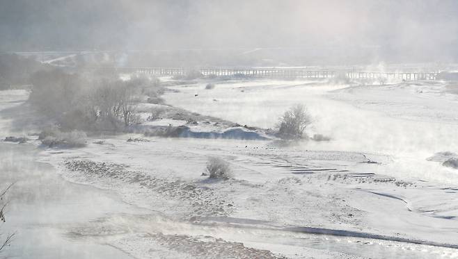 Banks of Geum River near Sejong City is covered in snow as record cold wave grips the country on Friday. (Yonhap)
