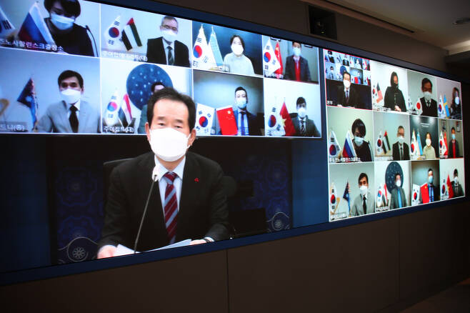 Prime Minister Chung Sye-kyun holds a videoconference with overseas Koreans on Dec. 23. (Yonhap)