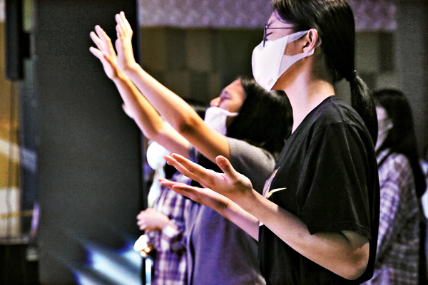 서울 더크로스처치 성도들이 지난 5일 ‘2021 느헤미야 기도회’에서 간절히 기도하고 있다. 느헤미야 기도회는 오는 21일까지 매일 오후 8시부터 유튜브로 생중계된다.