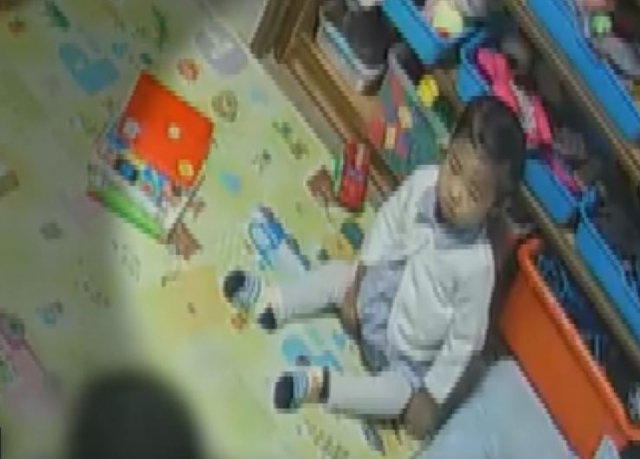 사망 전날 어린이집 CCTV에 찍힌 정인이. 유튜브 '그것이 알고 싶다' 채널 캡처