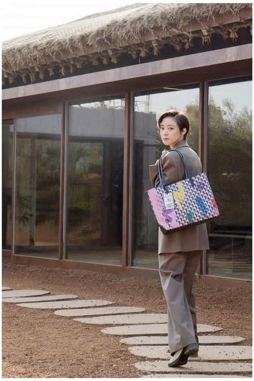 Actor Lee Se-young reveals New Year chic routine in 2021Recently, after the end of Kairos Drama, he posted an image taken at the shooting scene with his New Year greeting through his Instagram.In the public photo, Lee Se-young showed off his charm with chic styling in everyday life by matching a colorful monogram shopper bag with a brown suit look.The netizens responded in various ways such as It is a chic work look, It is a big atmosphere, It is cool short cut and Where is the bag?