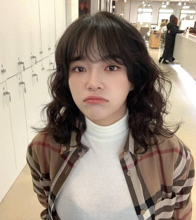 Singer Kim Se-jeong caught the eye with a pure visual.On January 8, Kim Se-jeong posted a photo on his personal SNS with an article entitled When Will You Come Tomorrow...#TheUncannyCounter.Kim Se-jeong in the public photo made a cute face with perm hair and lips.Clear features and clean skin made her innocent beauty more prominent, while Kim Se-jeong is posing chic as one in a wonderful rumor with both hands in his pants pocket.