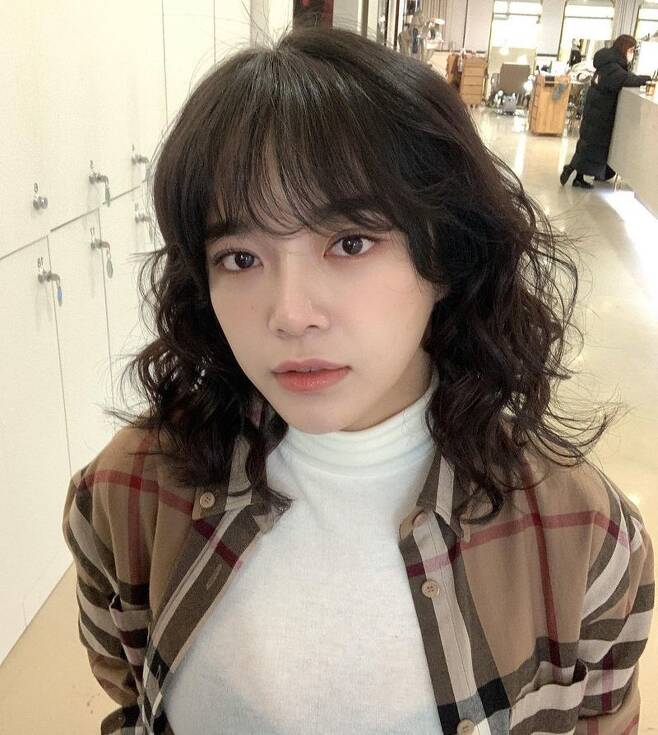 Singer Kim Se-jeong caught the eye with a pure visual.On January 8, Kim Se-jeong posted a photo on his personal SNS with an article entitled When Will You Come Tomorrow...#TheUncannyCounter.Kim Se-jeong in the public photo made a cute face with perm hair and lips.Clear features and clean skin made her innocent beauty more prominent, while Kim Se-jeong is posing chic as one in a wonderful rumor with both hands in his pants pocket.