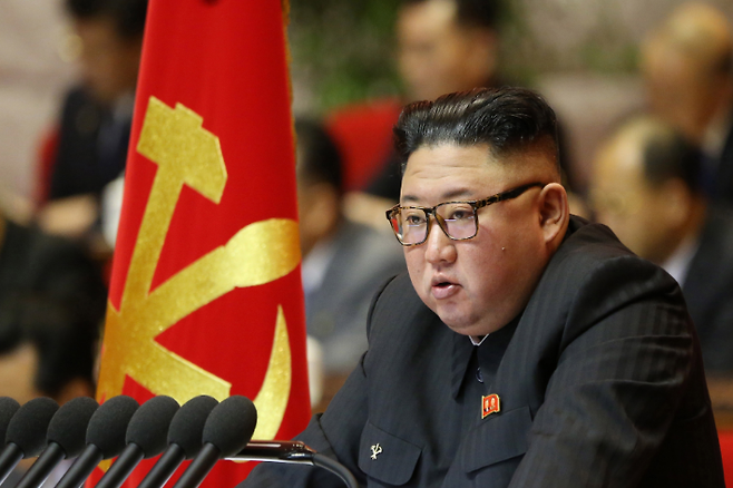 북한 김정은 노동당 위원장이 지난 6일 노동당 제8차 대회 2일차 회의에서 사업총화보고를 했다고 조선중앙통신이 지난 7일 보도했다.  연합뉴스