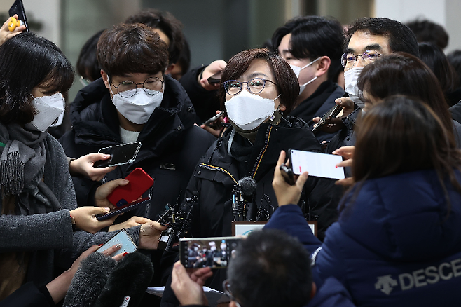 일본군 위안부 피해자들이 일본 정부를 상대로 낸 손해배상 청구 소송에서 처음으로 승소했다. 이나영 정의기억연대 이사장이 공판이 끝난 뒤 입장을 밝히고 있다. 연합뉴스