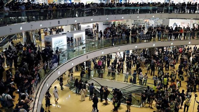 지난해 4월 쇼핑몰에서 반정부 시위 벌이는 홍콩 시위대. 연합뉴스