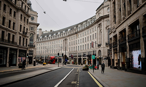 영국 런던의 번화가인 리젠트 거리가 극히 한산한 모습을 보이고 있다. 런던=AFP연합뉴스