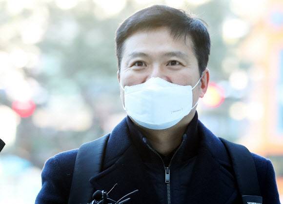 질문에 답하는 김태우 전 수사관 - 청와대 특별감찰반의 민간인 사찰 의혹 등을 폭로한 혐의(공무상 비밀누설)로 기소된 김태우 전 검찰 수사관이 8일 오전 경기도 수원시 수원지방법원에서 열리는 선고공판에 출석하며 취재진 질문에 답하고 있다. 2021.1.8 연합뉴스