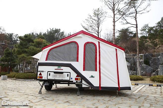 소형 텐트 트레일러, 내부에는 적재공간이 마련되어 있어 카고 트레일러의 기능을 동시에 가지고 있다