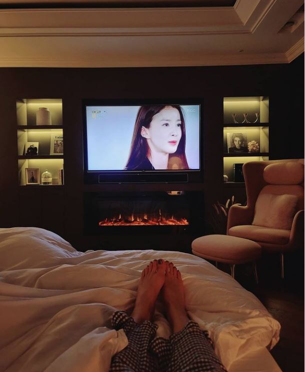 Actor Lee Si-young reveals bedroom interiorsLee Si-young posted a picture of MBC documentary Big Quest Chun in his bedroom on his Instagram on the 8th.In the public photos, Lee Si-youngs luxurious bedroom interiors were put together and quickly collected the Sight.In particular, the shelves of subtle lighting and the Interiors Fireplace capture the Sight.Lee Si-young is enjoying a relaxing time in her pajamas and taking a TV screen of herself coming out of her comfortable bed.Meanwhile, Lee Si-young is married to an older lover in the restaurant business in 2017 and has his first son.She appeared in the Netflix drama Sweet Home, which opened last month.Photo: Lee Si-young Instagram