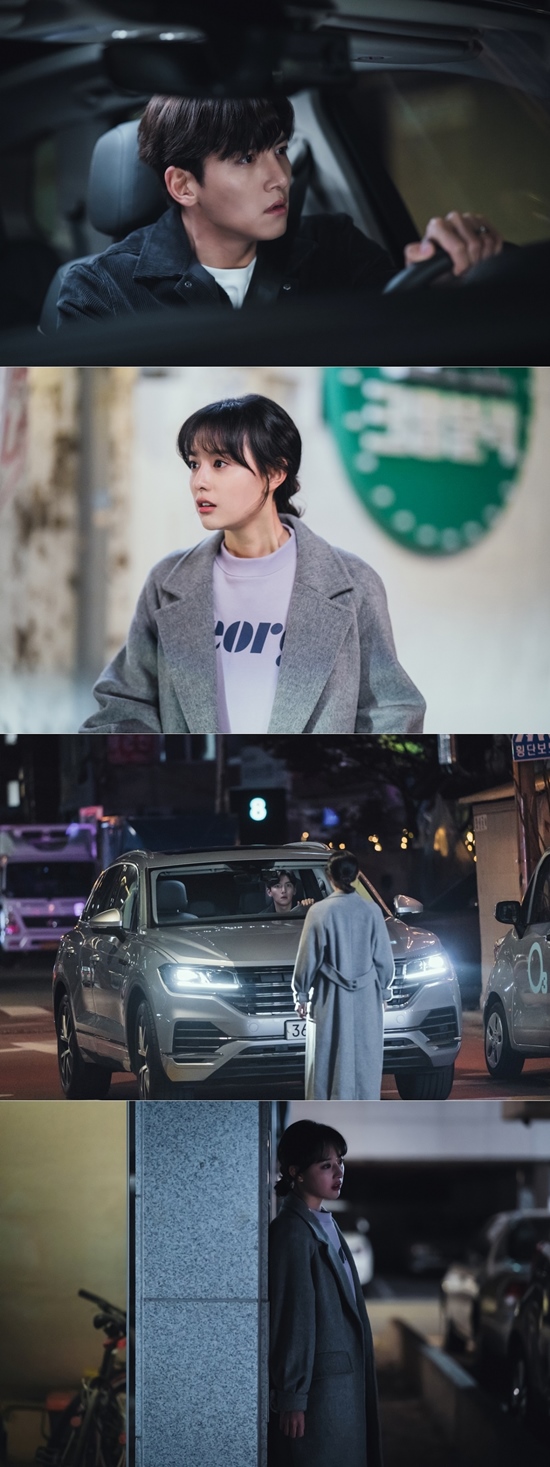 Could the romance of Terrace Houses Love Law Ji Chang-wook, Kim Ji-won continue?KakaoTV original drama Love Law of Terrace House (playplayed by Jung Hyun-jung, Jung Da-yeon, directed by Park Shin-woo) reveals the appearance of Park Jae-won (Ji Chang-wook) and Lee Eun-oh (Kim Ji-won) who suddenly encountered in the alley of Seoul on the 8th.In the 5th episode released on the 5th, secrets related to Camera, which Park Jae-won and Lee Eun-oh knew, took off the veil.Lee Eun-oh, who fell in love with Park Jae-won in Yangyang a year ago under the name Yoon Sun-a, returned to Seoul and did not appear at the place where he promised to break up with a voice message.And he stole Park Jae-wons Camera as he had.Park Jae-won, who has buried the memories of Camera in the room of his heart, and who still misses him without knowing the exact reason.While the romance of the two seemed to be unfinished, Lee Eun-oh is now living with Kang Gun (Ryu Kyung-soo), raising questions about how their romance will develop in the future.In the meantime, Park Jae-won and Lee Eun-oh, who finally met at Seoul, are caught and attention is focused. Park Jae-won, who is driving, and Lee Eun-oh, who appeared suddenly in front of his car.Both of them look surprised as if they had not expected this meeting. Another photo shows Lee Eun-oh hiding from Park Jae-won.The Slap, which is an unexpected parting that can not be predicted, will be able to successfully achieve the two peoples Slap, stimulates curiosity in the romance narrative of the future.In the 6th, which is released on the 8th, Park Jae-won finally finds a clue that Lee Eun-oh is near.As the story in Seoul unfolds in earnest, the reason for the separation, which has not yet been revealed, is also revealed.The relationship between the Terrace House and the six people who have drawn their stories is also revealed and it is expected to bring new fun.The production team said, With this meeting, the romance like the fate of Park Jae-won and Lee Eun-oh is a turning point. Please watch what other story will lead to another story that starts in Seoul.Meanwhile, the sixth episode of Love Law at Terrace House will be unveiled today (8th) at 5pm.Photo: KakaoM