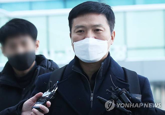 취재진 질문에 답하는 김태우 전 수사관 (수원=연합뉴스) 홍기원 기자 = 청와대 특별감찰반의 민간인 사찰 의혹 등을 폭로한 혐의(공무상 비밀누설)로 기소된 김태우 전 검찰 수사관이 8일 오전 경기도 수원시 수원지방법원에서 열린 선고공판에서 징역 1년에 집행유예 2년을 선고받고 나와 취재진 질문에 답하고 있다. xanadu@yna.co.kr