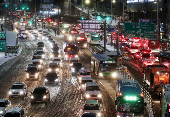 ▲7일 오전 서울 사당역 인근 도로가 밤사이 내린 눈으로 차량정체를 빚고 있다. 연합뉴스 제공