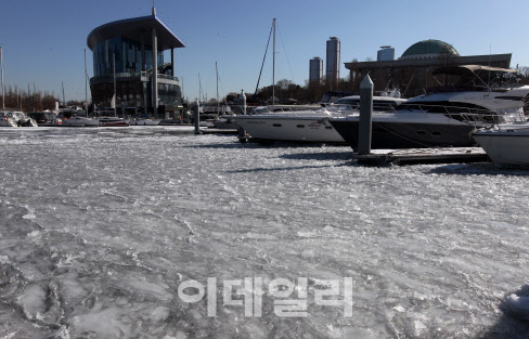 [이데일리 김태형 기자] 북극발 최강 한파가 절정에 달한 8일 서울 영등포구 여의도 선착장 인근 강물이 얼어 있다. 이날 서울의 기온은 20년 만에 가장 낮은 영하 18.6도까지 떨어지는 등 전국적으로 맹추위를 보였다.