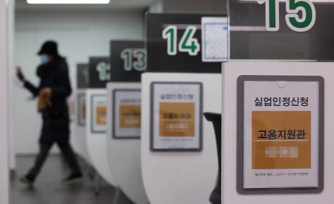 지난달 16일 서울의 한 고용복지플러스센터에서 시민들이 실업인정신청을 하고 있다. (사진=연합뉴스)