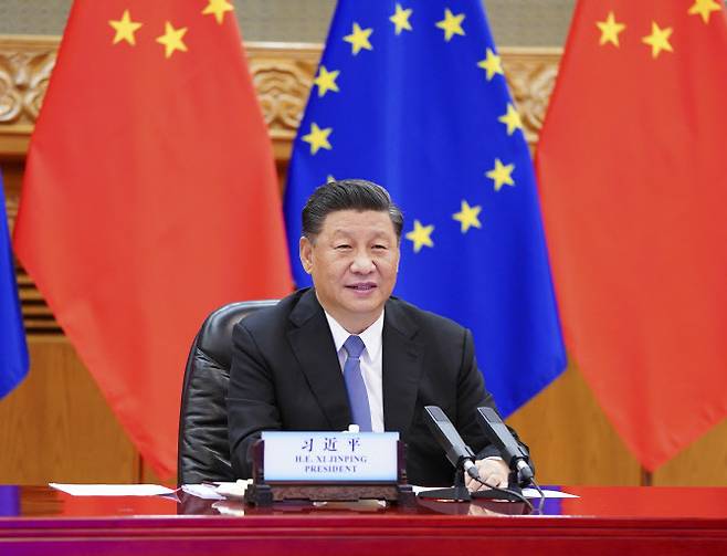 시진핑(習近平) 중국 국가주석이 지난해 6월 22일(현지시간) 베이징에서 샤를 미셸 유럽연합(EU) 정상회의 상임의장, 우르줄라 폰데어라이엔 EU 집행위원장과 화상 정상회담을 하고 있다(사진=연합뉴스)