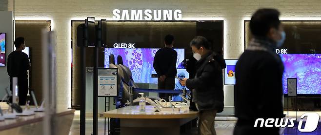 8일 서울 서초구 삼성전자 딜라이트룸에서 고객들이 삼성전자 제품을 둘러보고 있다. 2021.1.8/뉴스1 © News1 박지혜 기자