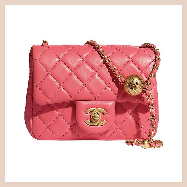 핑크 컬러의 클래식한 플랩 백은 가격 미정, Chanel.