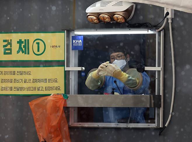 지난해 12월29일 오후 서울광장에 마련된 코로나19 임시선별검사소에서 의료진이 검사 준비를 하고 있다. 연합뉴스