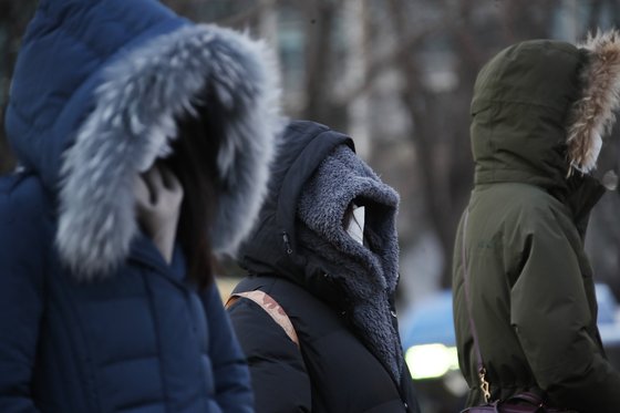 서울 영하 18도를 기록하며 북극한파가 절정에 이른 지난 8일 오전 서울 광화문네거리 인근에서 두터운 옷차림을 한 시민들이 출근을 하고 있다. 뉴스1