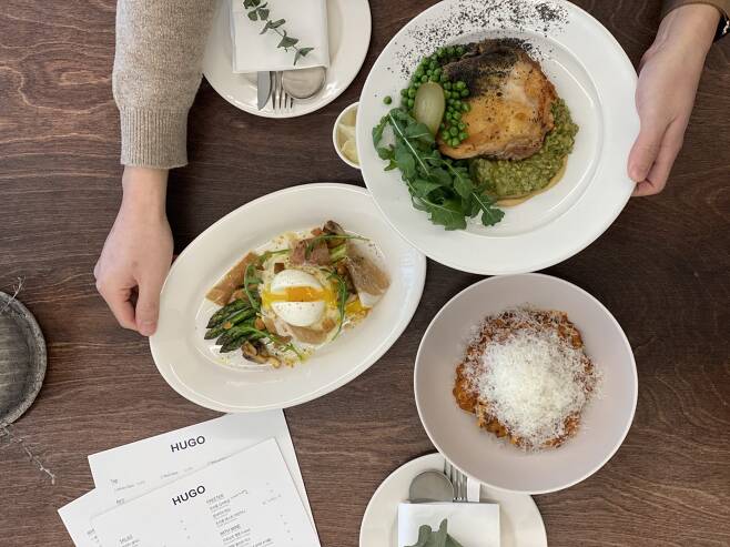 Hugo’s Bourguignon Bolognese (far right), roasted herb chicken (center) and roasted asparagus and prosciutto (Photo credit: @hugo_dosan)