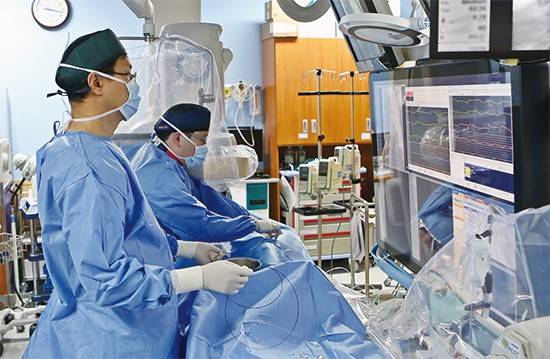 심근경색이 발생했을 때 속이 쓰리거나 체한 것 같다고 호소하는 비(非)전형적 증상도 나타난다. 단순 소화불량으로 오인하고 방치하면 치료 골든타임을 놓칠 수 있다. <강동 경희대병원 제공>