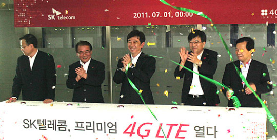 2011년 7월 1일 0시 국내 최초의 4세대(4G) 롱텀에볼루션(LTE) 전파를 발사했다. SK텔레콤 임직원들이 서울 성동구 성수동 SK텔레콤 사옥에서 LTE 전파를 발사한 뒤 박수를 치고 있다. [SK텔레콤 제공]