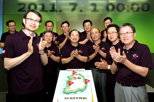 2011년 7월 1일 0시 국내 최초의 4세대(4G) 롱텀에볼루션(LTE) 전파를 발사했다. LGU＋ 임직원들이 서울 마포구 상암동 LGU＋ 네트워크센터에서 서울, 부산, 광주 지역에 4G LTE 깃발을 꽂은 채 박수 치고 있다. [LGU+ 제공]