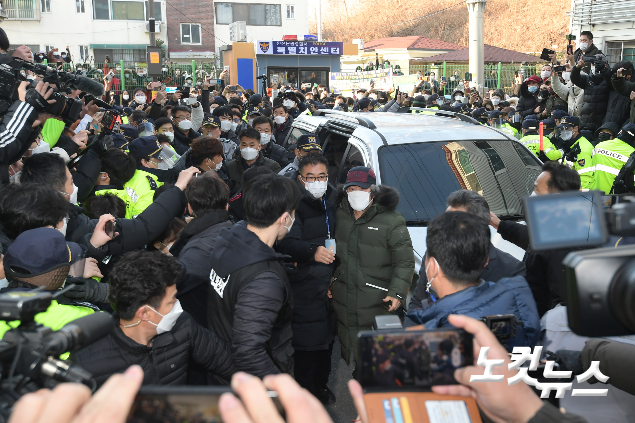 12년 형기를 마치고 만기 출소한 아동 성범죄자 조두순이 지난 달 12일 오전 경기도 안산시 거주지에 도착하고 있다. 이한형 기자