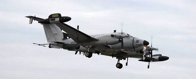미 육군 RC-12X 정찰기가 임무를 마치고 복귀하기 위해 저공비행을 하고 있다. 미 육군 제공